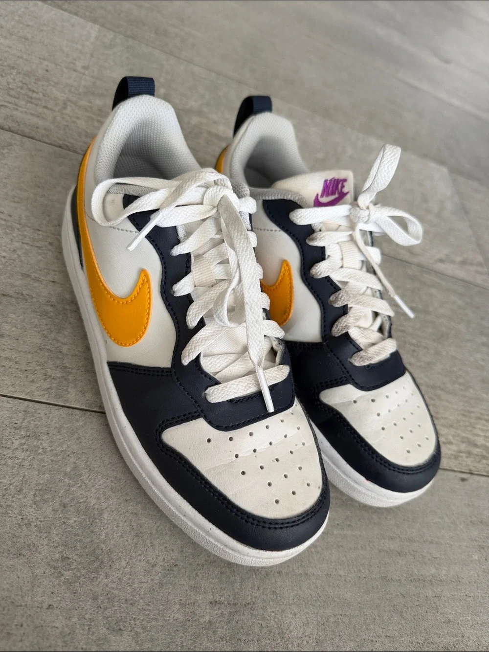 Nike Kids Low-Top Sneakers in White, Navy & Yellow
